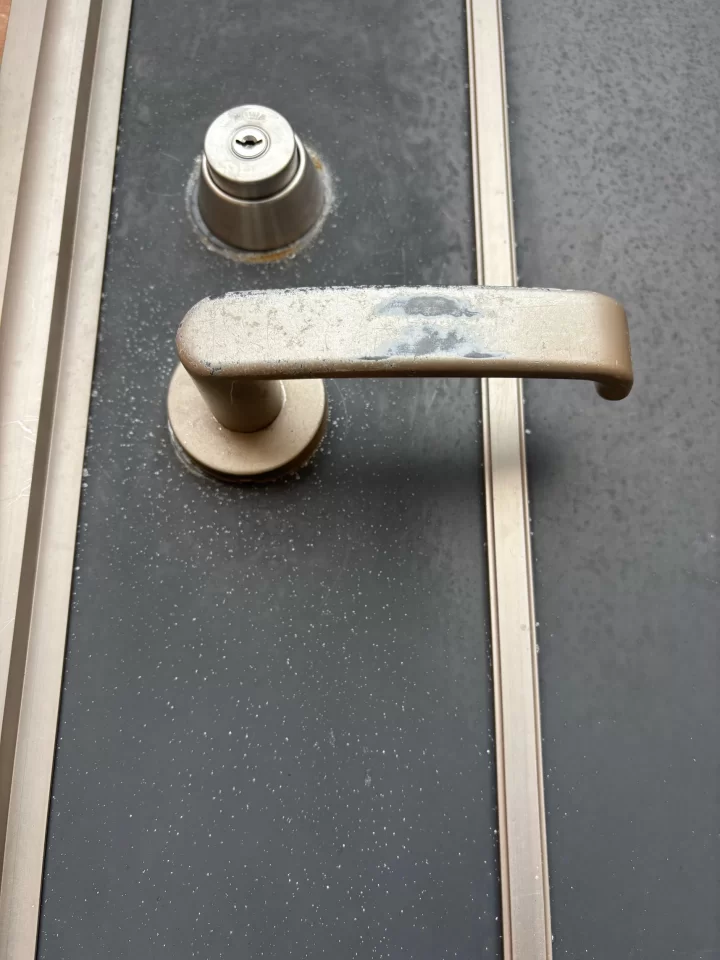 「玄関ドアノブの塗装（リペア）をしてきました」写真1